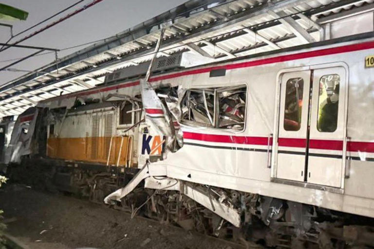 BERITA VIRAL! Kecelakaan Kereta Di Stasiun Bekasi Timur